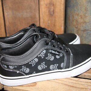 NEW Maui & Sons Black & Gray Low Top Lace Up Skull & Crossbones Sneakers